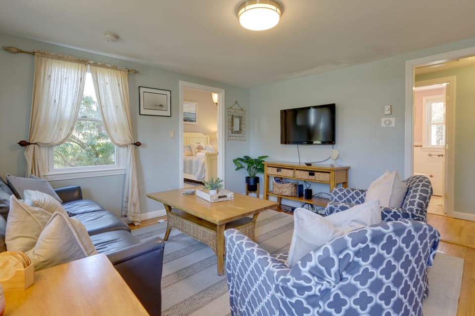 1 Mi to South Village Beach: BBQ-Ready Retreat Cottage in Dennis Port