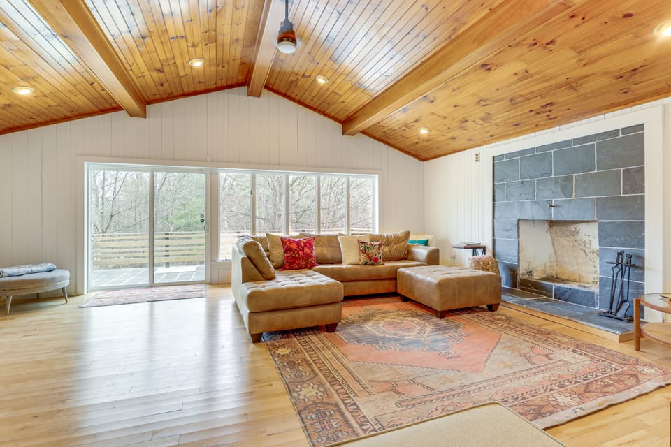 2 Mi to Hoosic River: 'The Moss House' w/ Deck! House in Capital District, NY, USA