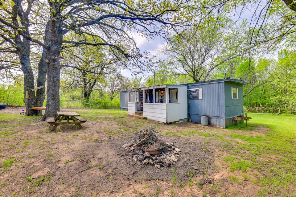 Fenced Yard: Quaint Cabin Near Lake Texoma! House in Lake Texoma