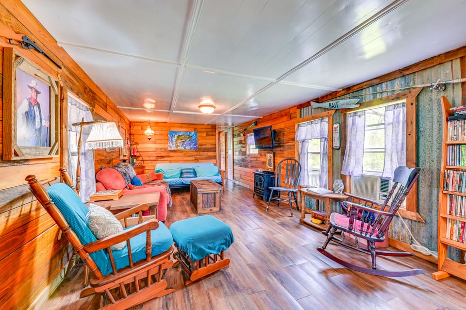 Fenced Yard: Quaint Cabin Near Lake Texoma! House in Lake Texoma