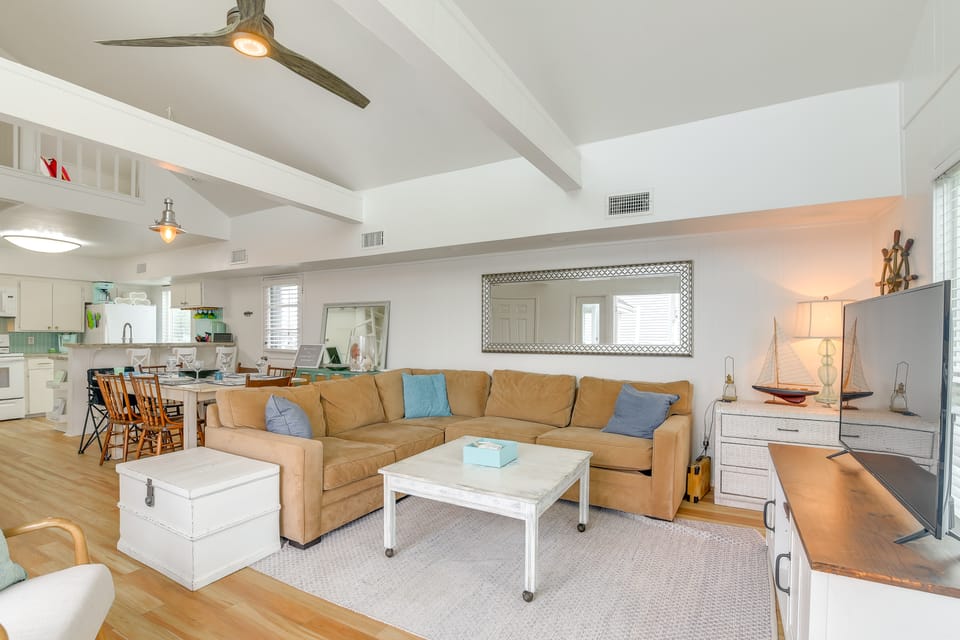 1 Block to Pirates Beach: Family Home in Galveston House in Hitchcock