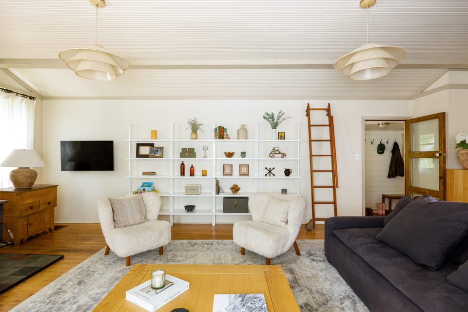 Walk to Vly Creek: Catskills Getaway w/ Porch House in Capital District, NY, USA