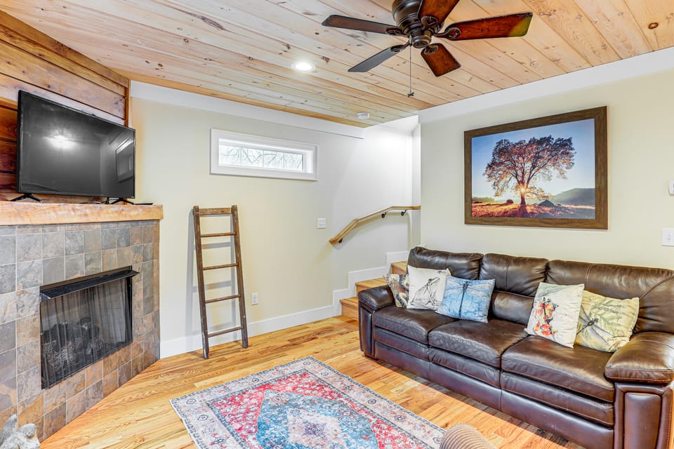 On Farm: Charming Hendersonville Retreat! Cottage in Flat Rock
