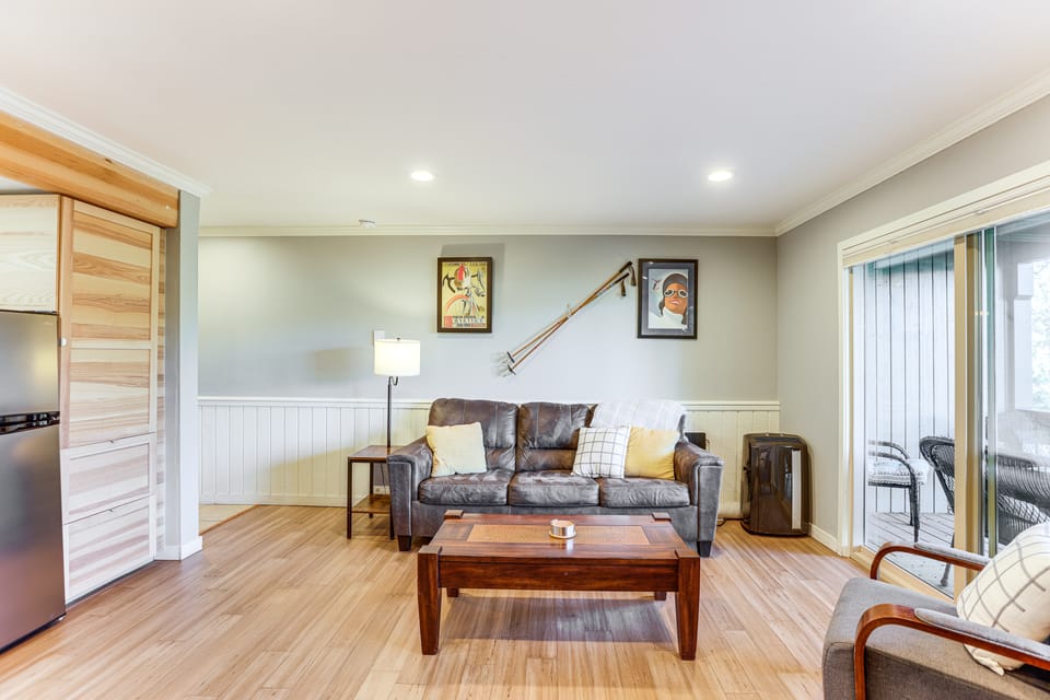 Bend Basecamp! Condo w/ Pool Near Deschutes River Apartment in Bend
