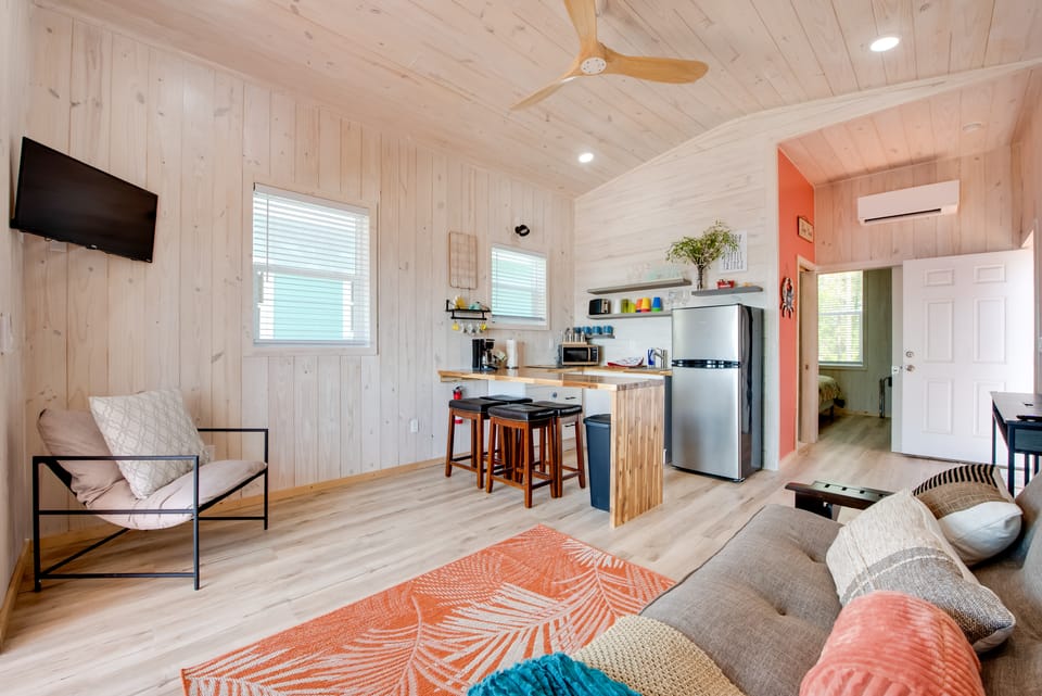 Beach & Dock Access: Lanark Village Escape! Cottage in Florida