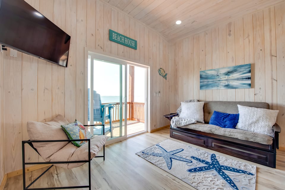 Beachfront Retreat w/ Dock in Lanark Village! Cottage in Florida