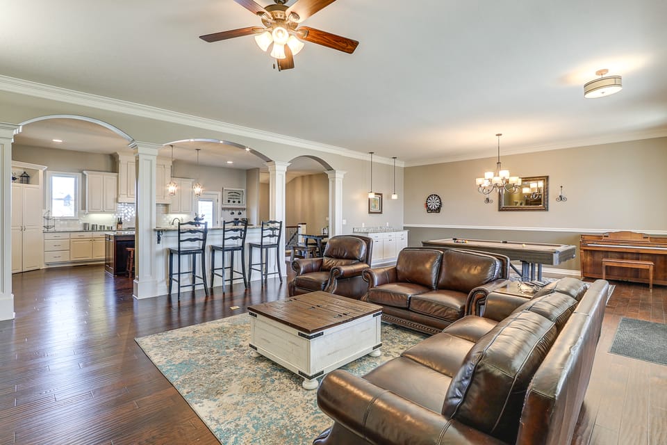 Balcony & Patio: Spacious Home in Bel Aire! House in Wichita