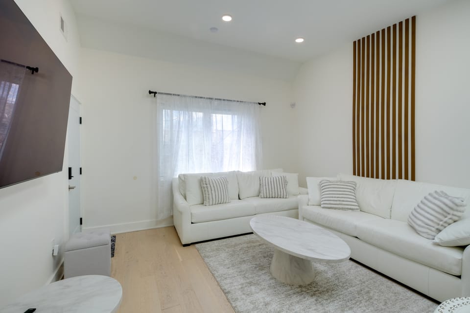 4 Mi to Smithsonian Museums: Modern DC Condo! Apartment in District of Columbia