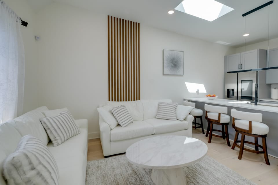 4 Mi to Smithsonian Museums: Modern DC Condo! Apartment in District of Columbia