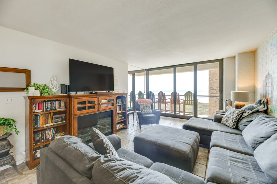 7th-Floor Oceanfront Unit w/ Pools in Port Aransas Apartment in Port Aransas