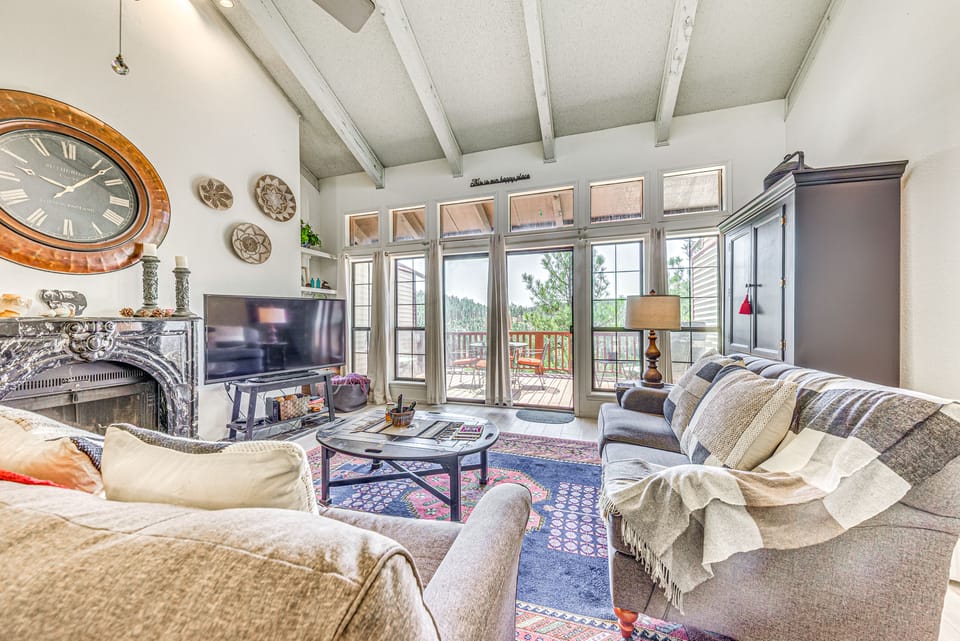 Walk to Dtwn Ruidoso: Mtn-View Condo w/ Pool! Apartment in Ruidoso