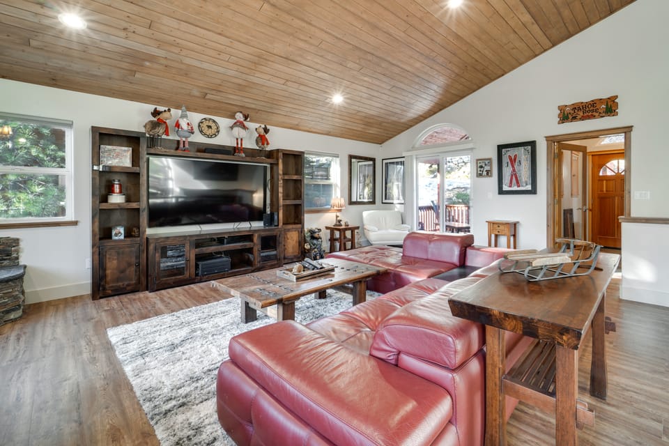 Near Downhill Ski Resort! Hot Tub Haven in Truckee House in Truckee
