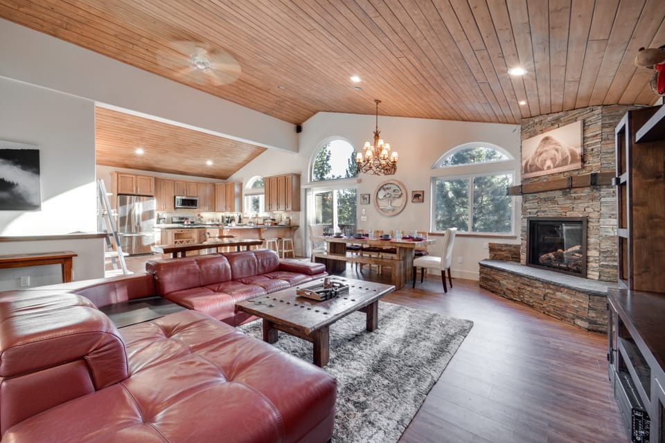 Near Downhill Ski Resort! Hot Tub Haven in Truckee House in Truckee