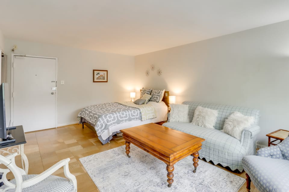 3 Mi to Nat'l Mall: Convenient DC Home Base! Apartment in Arlington