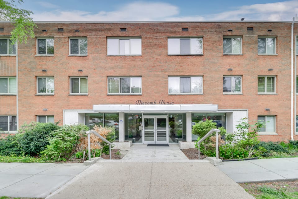 3 Mi to Nat'l Mall: Convenient DC Home Base! Apartment in Arlington