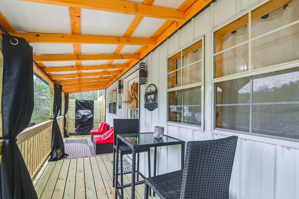 Hot Tub, Fire Pit: Lake-View Catlettsburg Getaway! Apartment in Kentucky