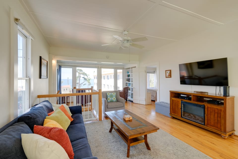 Walk to La Jolla Cove: Dtwn Cottage w/ Ocean View! Cottage in La Jolla