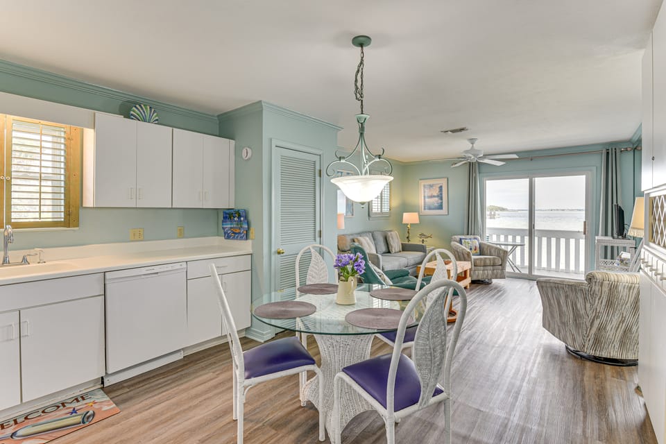 Bayfront Okaloosa Island Condo: Across from Beach! Apartment in Okaloosa Island