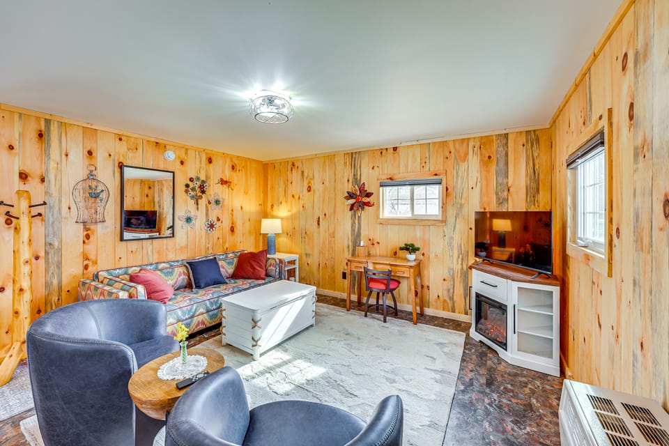 Boat, Fish & Hike: Cozy Getaway in Twin Lake! Apartment in Michigan