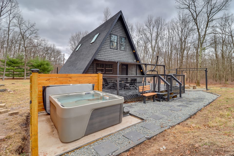 9 Mi to Big Boulder Mtn: A-Frame Cabin w/ Hot Tub House in Pocono Mountains