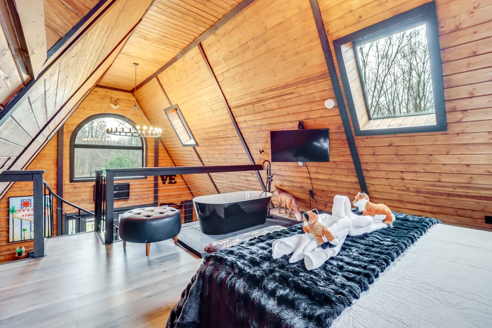 9 Mi to Big Boulder Mtn: A-Frame Cabin w/ Hot Tub House in Pocono Mountains