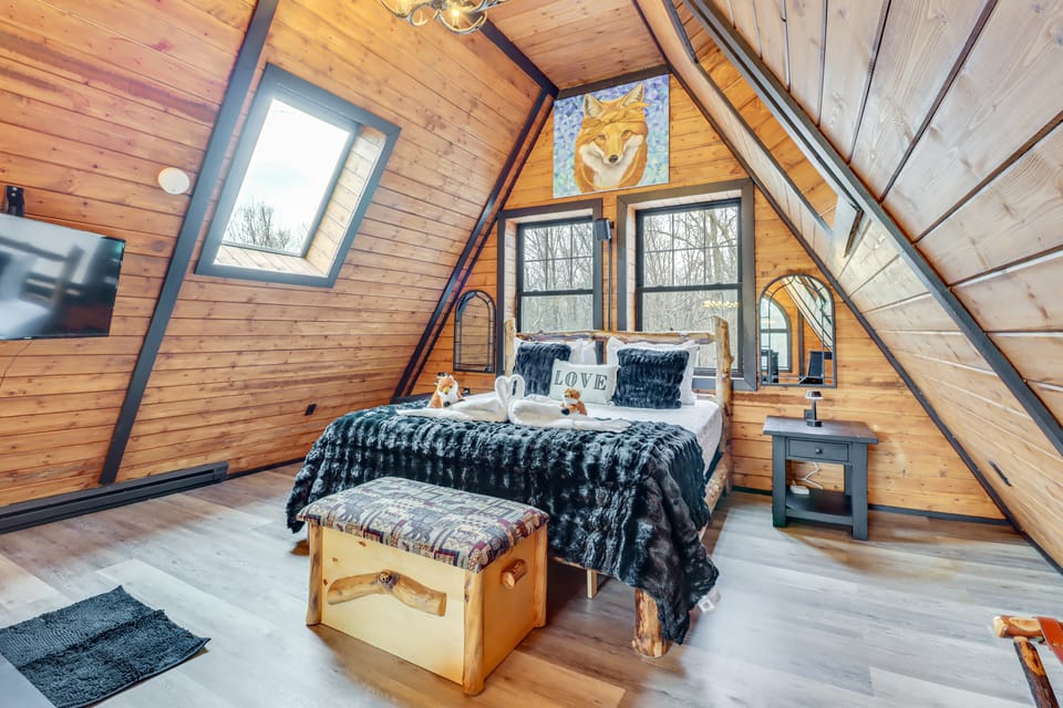 9 Mi to Big Boulder Mtn: A-Frame Cabin w/ Hot Tub House in Pocono Mountains