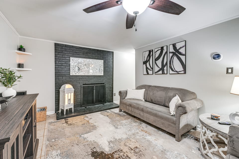 3 Mi to Dtwn: Hickory Home Base w/ Patio! Apartment in Hickory