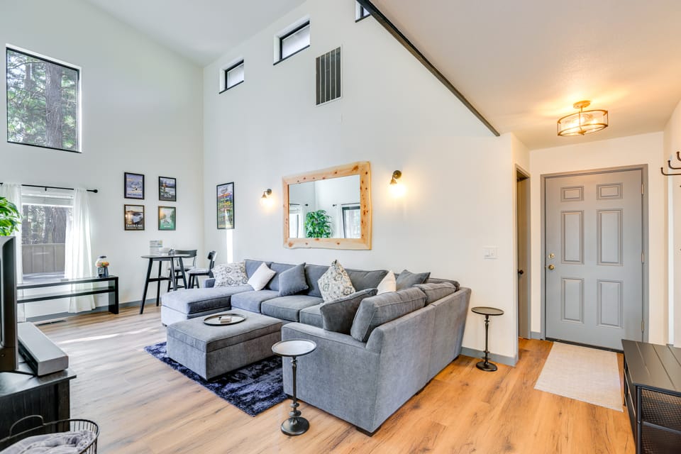 Hot Tub & SHARC Passes: Renovated Sunriver Retreat House in Sunriver