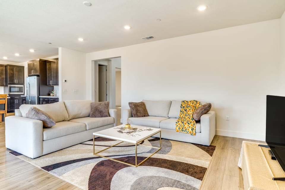 Pool Paradise: Spacious Tracy Home w/ Yard! House in Tracy