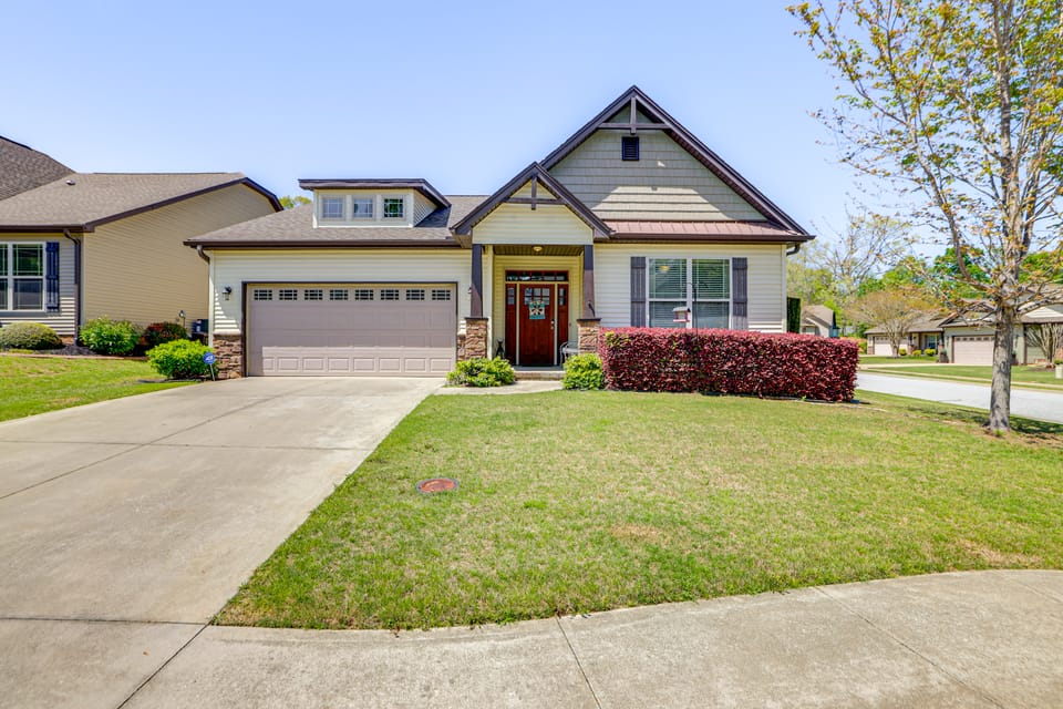 Stay at Jo’s Taylor Retreat: 9 Mi to Greenville! House in Greer