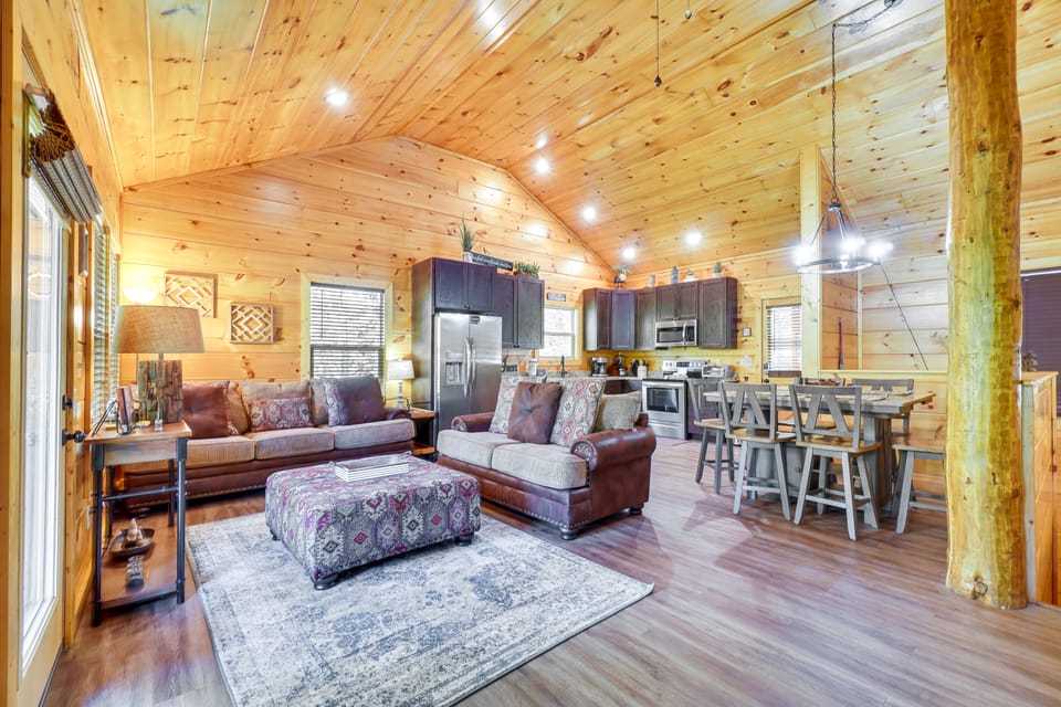 ‘The Sporting Place’: 5 Mi to Pigeon Forge Pkwy House in Pigeon Forge