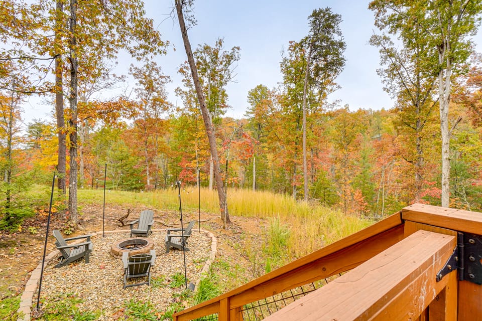 Serene Smoky Mountain Cabin: Hot Tub + Game Room! House in Pigeon Forge
