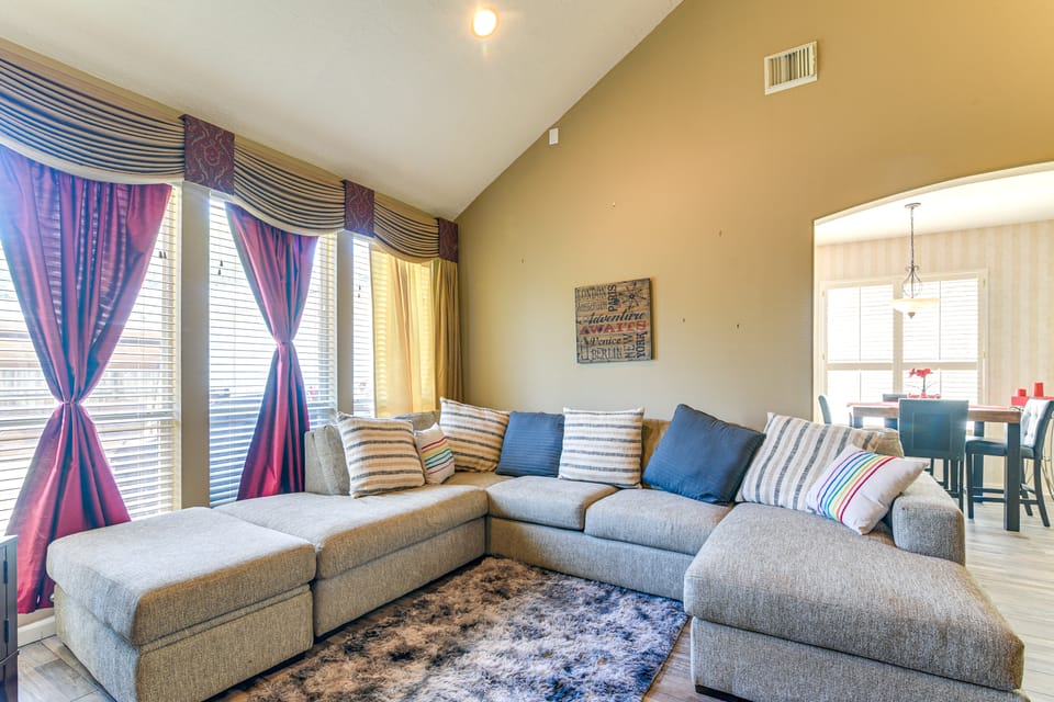 Patio, BBQ & Yard: Family Retreat in Pearland House in Pearland