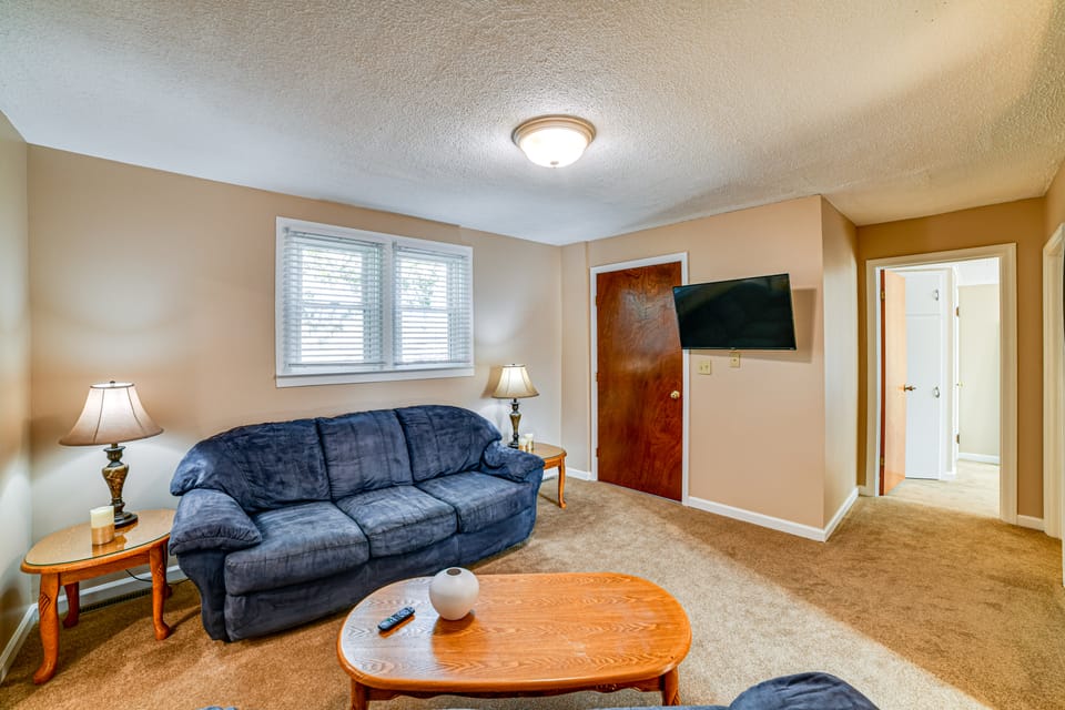 < 2 Mi to SUNY Cortland: Unit w/ Private Parking Apartment in New York