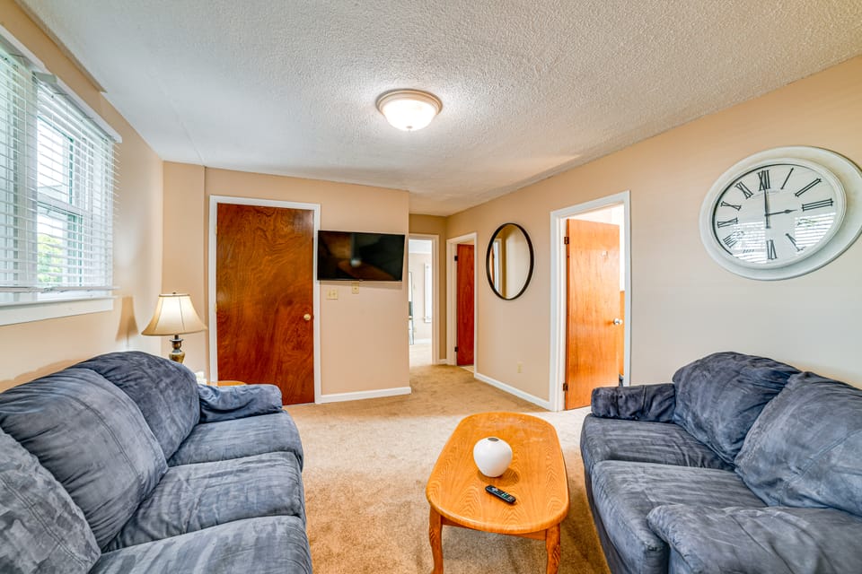 < 2 Mi to SUNY Cortland: Unit w/ Private Parking Apartment in New York