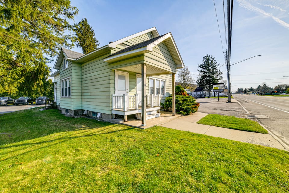 < 2 Mi to SUNY Cortland: Unit w/ Private Parking Apartment in New York