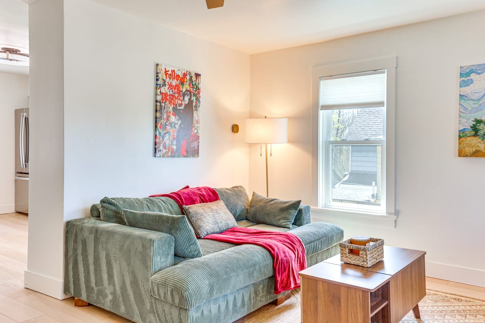 3 Mi to Downtown Youngstown: Apt w/ Deck! Apartment in Youngstown