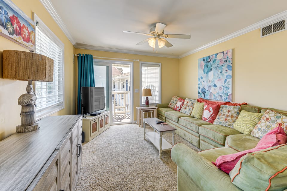 Steps to Beach: NMB Condo w/ Balcony & Pool Access Apartment in North Myrtle Beach