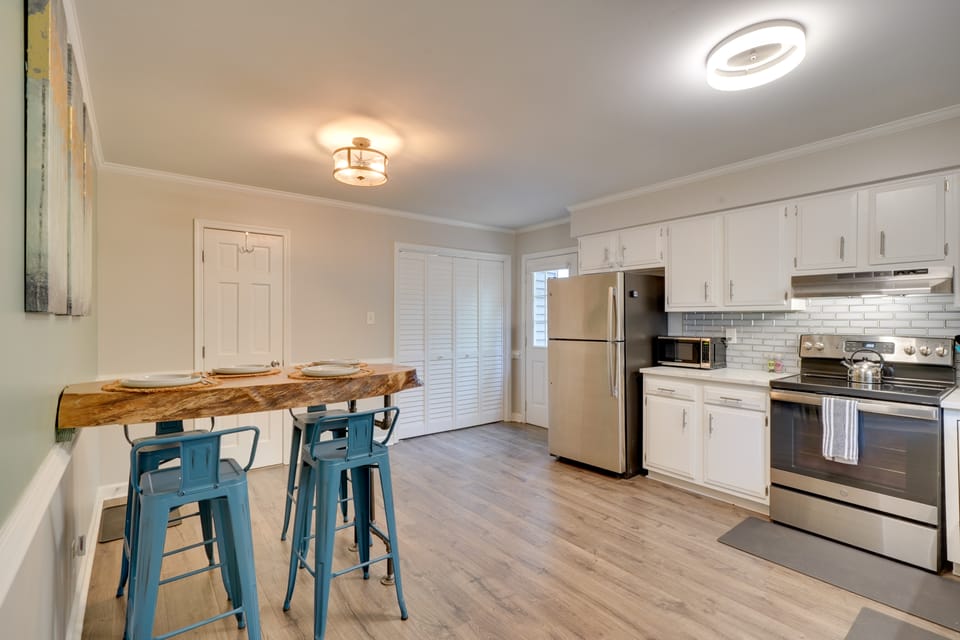 7 Mi to Dtwn Raleigh: Townhome w/ Deck! Apartment in Raleigh