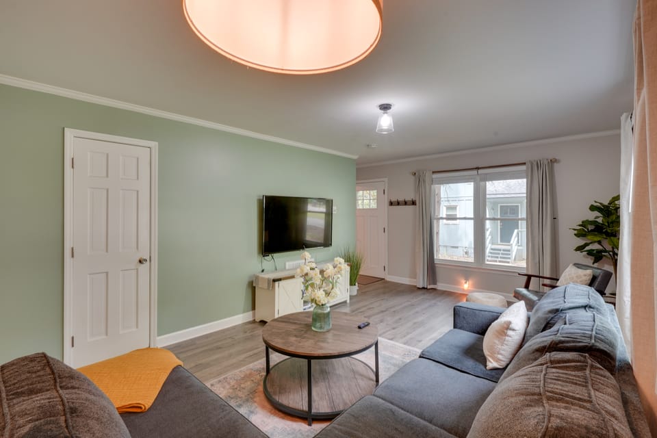 7 Mi to Dtwn Raleigh: Townhome w/ Deck! Apartment in Raleigh