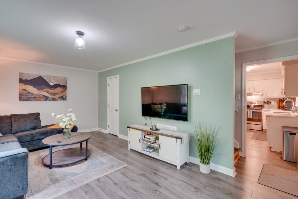 7 Mi to Dtwn Raleigh: Townhome w/ Deck! Apartment in Raleigh