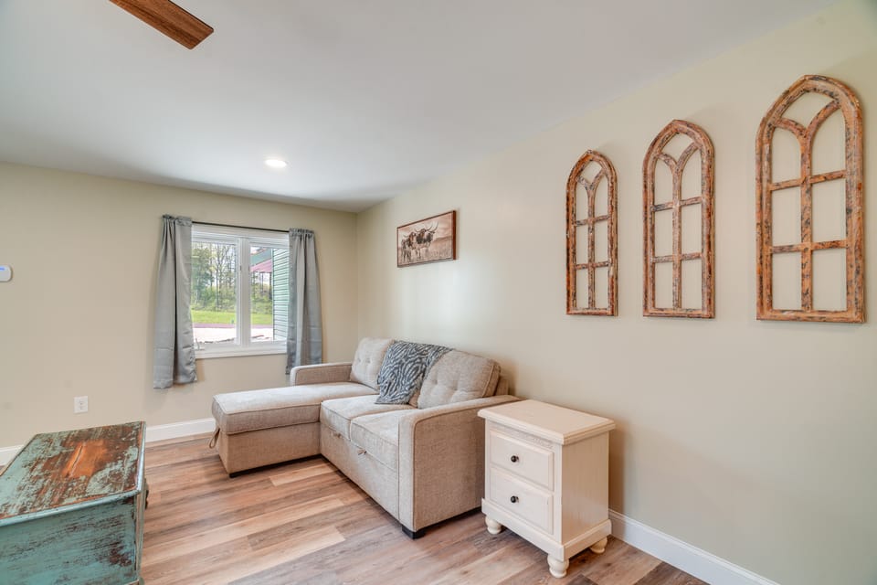 Studio Stay w/ Deck in Missouri Wine Country Apartment in Ozark Mountains