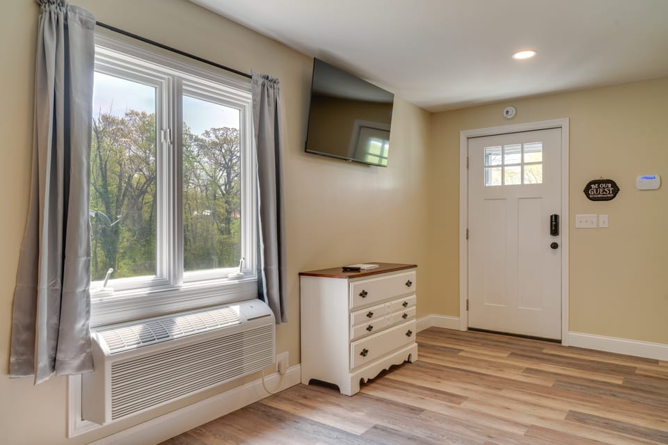 Studio Stay w/ Deck in Missouri Wine Country Apartment in Ozark Mountains
