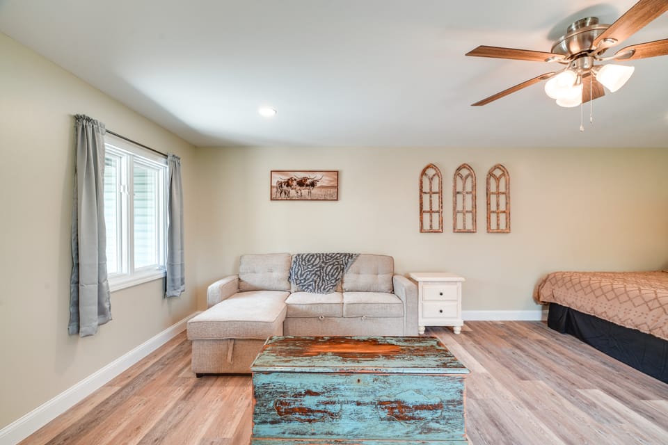 Studio Stay w/ Deck in Missouri Wine Country Apartment in Ozark Mountains