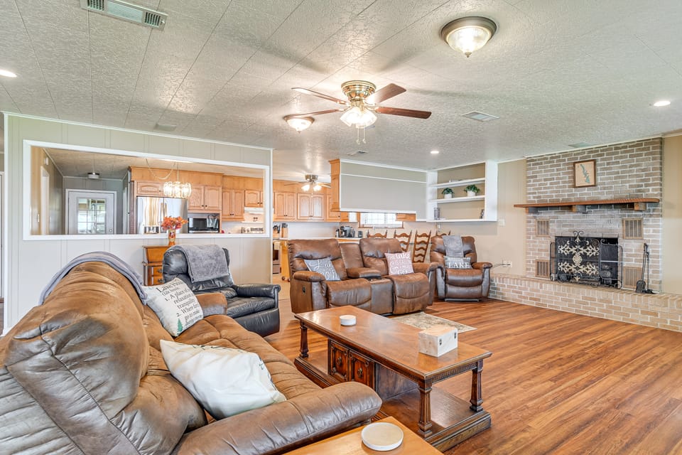 Lakefront Gem w/ Boat Dock & Fishing Pier in Many House in Toledo Bend Reservoir