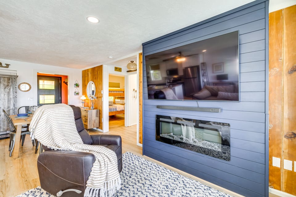 Walk to Winema Road Beach: Home w/ Hot Tub! House in Oregon
