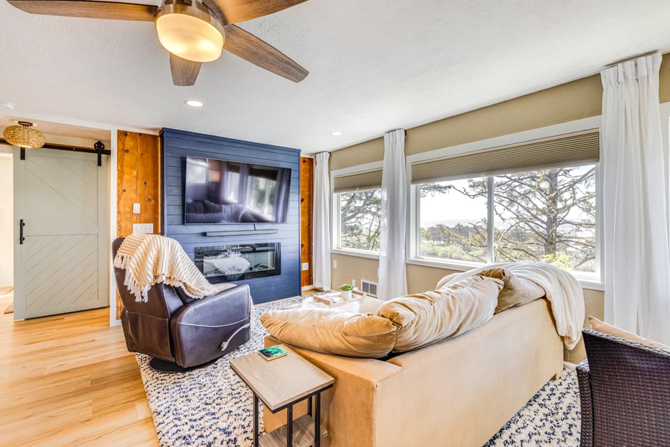 Walk to Winema Road Beach: Home w/ Hot Tub! House in Oregon