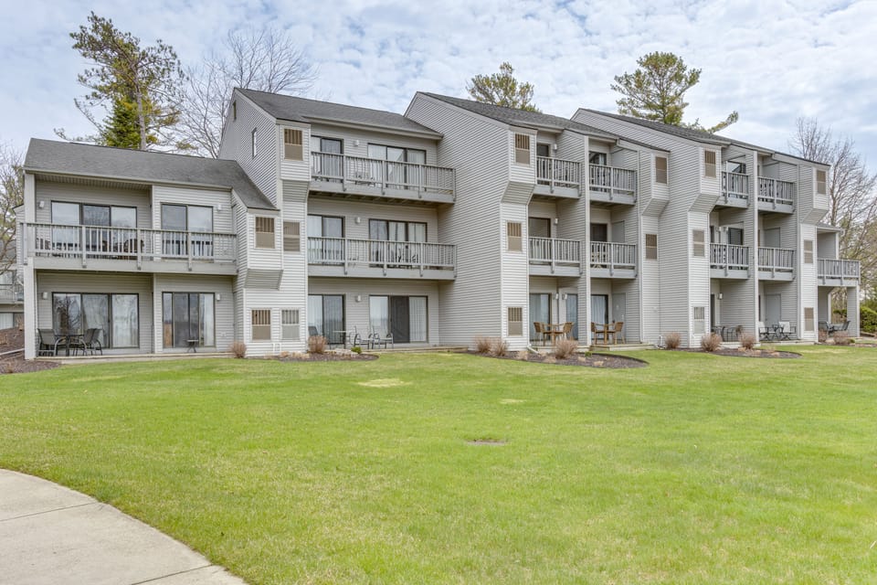 8 Mi to Traverse City: Bayside Couple’s Retreat Apartment in Michigan
