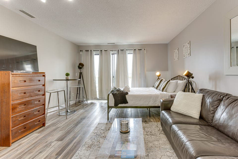 8 Mi to Traverse City: Bayside Couple’s Retreat Apartment in Michigan