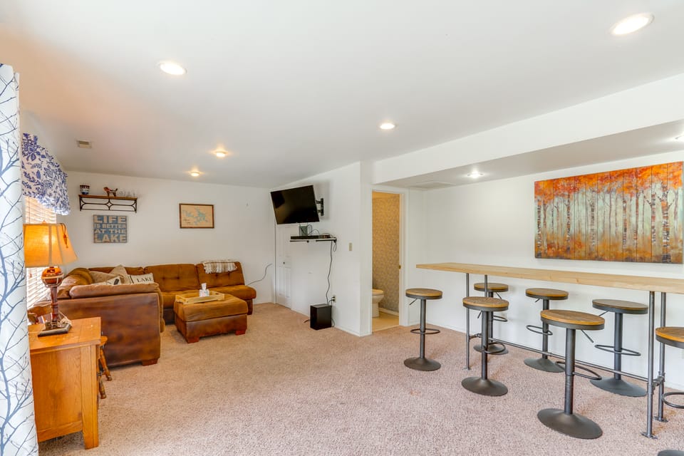 Balcony & Fire Pit: Home on Lake of Ozarks! House in Lake of the Ozarks